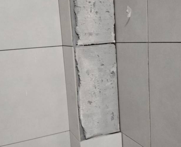 黄陵瓷砖空鼓维修公司分享下瓷砖施工前基层浇水润湿程度不足，可能导致以下问题